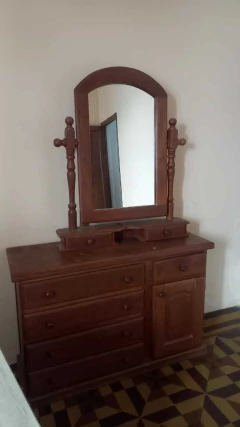 COMODA $ 180.000 DE ALGARROBO CON CAJONERA Y ESPEJO en internet