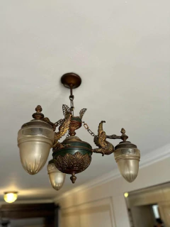 ARAÑA $ 480.000 ART DÉCO DE 3 LUCES EN BRONCE PATINADO, CON FIGURAS DE AVES Y TULIPAS ORIGINALES DE VIDRIO ESMERILADO TALLADO. - comprar online