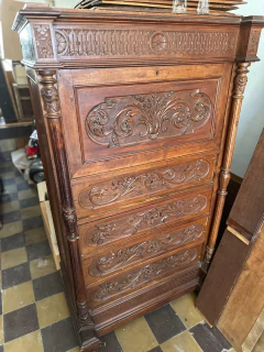 SECRETTER ANTIGUO DE NOGAL -TAPA SUPERIOR REBATIBLE -TALLADO CON MOTIVOS RENACENTISTAS- CAJONES AMPLIOS-COLUMNAS TORNEADAS-HERRAJES ORIGINALES - Galpón Chic