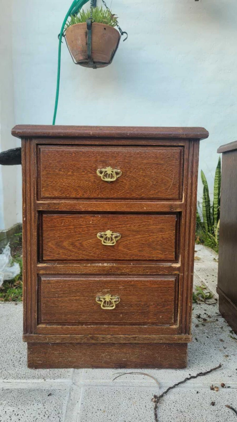 MESA $ 70.000 DE LUZ ENCHAPADAS. MEDIDAS. • ANCHO: 42 CM • PROFUNDIDAD: 35 CM • ALTO: 60 CM - 2 UNIDADES