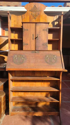 BIBLIOTECA $ 500.000 DE ROBLE - DIARIO LA NACIÓN - • ANCHO: 85 CM • PROFUNDIDAD: 32 CM • ALTO: 193 CM en internet