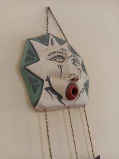 MASCARA $28.000 LATINOAMERICANA- 26 cm de ancho X 24 cm de alto.