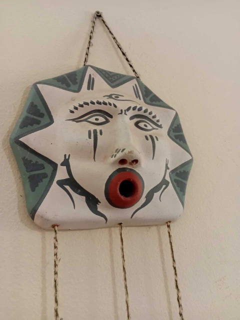 MASCARA $28.000 LATINOAMERICANA- 26 cm de ancho X 24 cm de alto. - comprar online