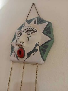 MASCARA $28.000 LATINOAMERICANA- 26 cm de ancho X 24 cm de alto. en internet