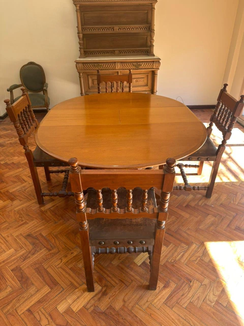 MESA $1.100.000 REDONDA EXTENSIBLE ESTILO: ART DÉCO CEDRO LUSTRADO PIE CENTRAL CUADRADO CON PATAS TORNEADAS EN BOLA.