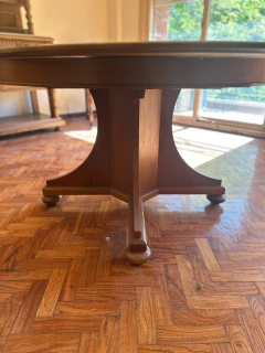 MESA $1.100.000 REDONDA EXTENSIBLE ESTILO: ART DÉCO CEDRO LUSTRADO PIE CENTRAL CUADRADO CON PATAS TORNEADAS EN BOLA. - Galpón Chic