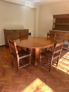 Imagen de MESA $1.100.000 REDONDA EXTENSIBLE ESTILO: ART DÉCO CEDRO LUSTRADO PIE CENTRAL CUADRADO CON PATAS TORNEADAS EN BOLA.