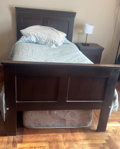 JUEGO $ 300,00 DE DORMITORIO INDIVIDUAL INCLUYE CAMA DE PLAZA Y MEDIA + COLCHÓN + MESA DE LUZ en internet