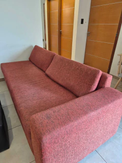 SOFÁ TERRACOTA $ 250.000 MEDIDAS: 2,20 × 0,90 × 0,75 TELA JACQUARD COLOR TERRACOTA, PATAS DE MADERA Y ESTRUCTURA FIRME.
