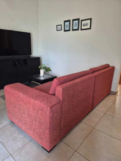 SOFÁ TERRACOTA $ 250.000 MEDIDAS: 2,20 × 0,90 × 0,75 TELA JACQUARD COLOR TERRACOTA, PATAS DE MADERA Y ESTRUCTURA FIRME. en internet