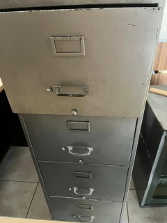 ARCHIVERO $ 85.000 METÁLICO 4 CAJONES MEDIDAS: ANCHO: 45,3 CM PROFUNDIDAD: 68 CM ALTURA: 134 CM - comprar online