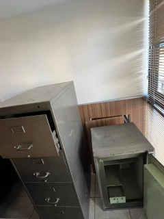 ARCHIVERO $ 85.000 METÁLICO 4 CAJONES MEDIDAS: ANCHO: 45,3 CM PROFUNDIDAD: 68 CM ALTURA: 134 CM en internet