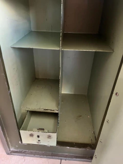 CAJA $ 350.000 FUERTE ANTIGUA – G. DE BALMA MEDIDAS: ANCHO: 50,5 CM PROFUNDIDAD: 47 CM ALTURA: 76 CM - Galpón Chic