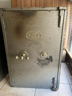 CAJA $ 350.000 FUERTE ANTIGUA – G. DE BALMA MEDIDAS: ANCHO: 50,5 CM PROFUNDIDAD: 47 CM ALTURA: 76 CM