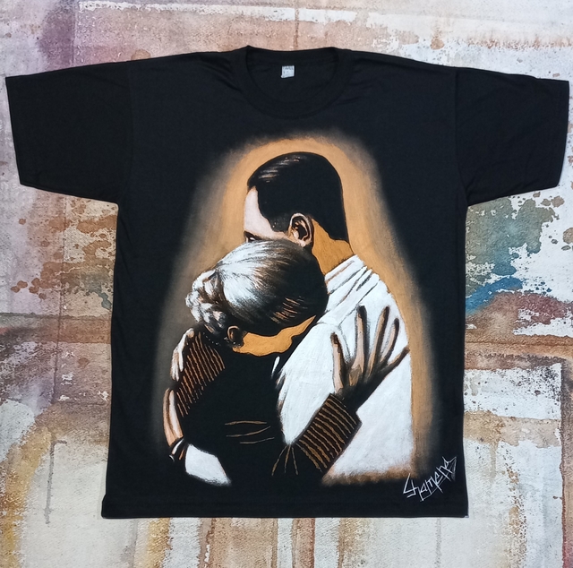 Remera Del Abrazo De Eva Y Perón Pintada A Mano thumbnail 2