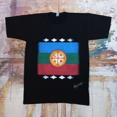 REMERA DE LA BANDERA MAPUCHE WEÑUFOYE PINTADA A MANO