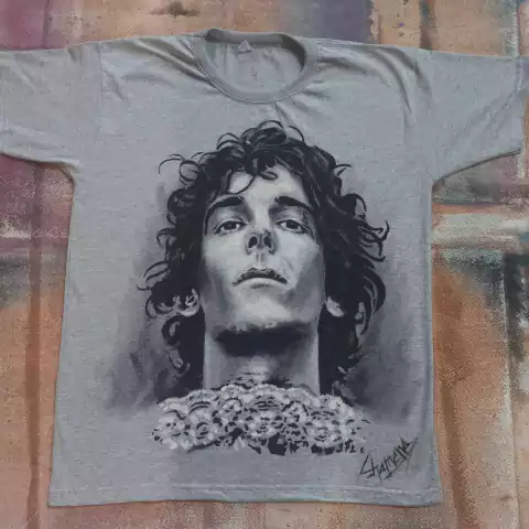 Remera gris pintada a mano de Spinetta