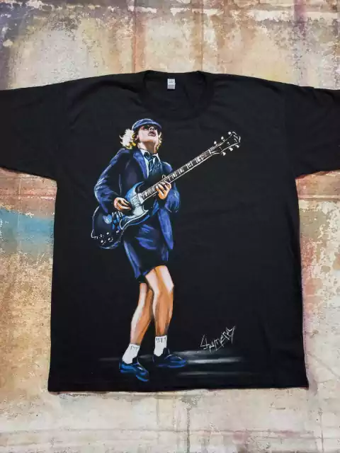 REMERA DE ANGUS YOUNG PINTADA A MANO