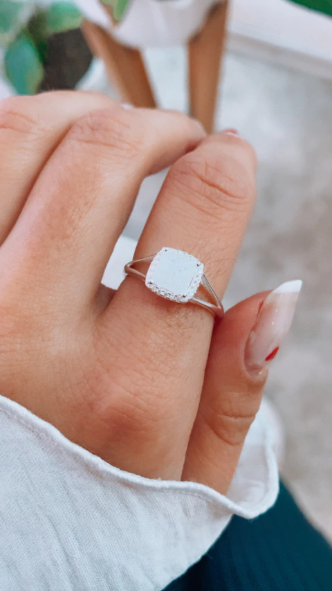 CINTILLO Solitario cuadrado blanco 4 grifas