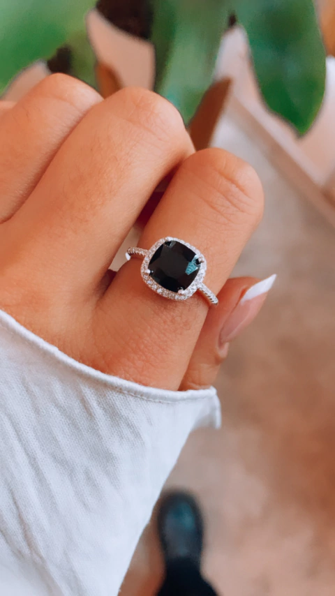 anillo solitario negro