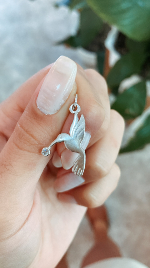 Dije colibrí con cubic