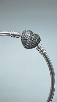 PULSERA RIGIDA CON CIERRE CORAZÓN PAVÉ en internet