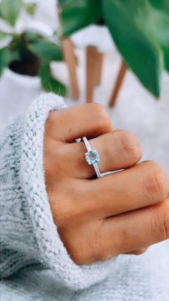 SOLITARIO AGUA MARINA CON PIEDRAS AL COSTADO