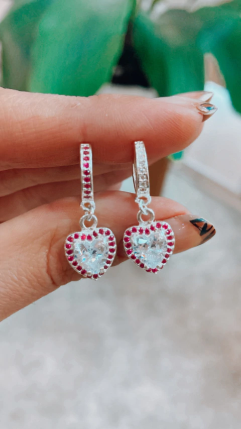 argollas corazón en cubic blaco y fucsia