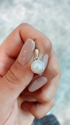 Dije flor en perla - comprar online