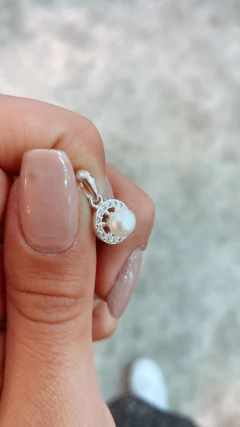 Dije flor en perla en internet