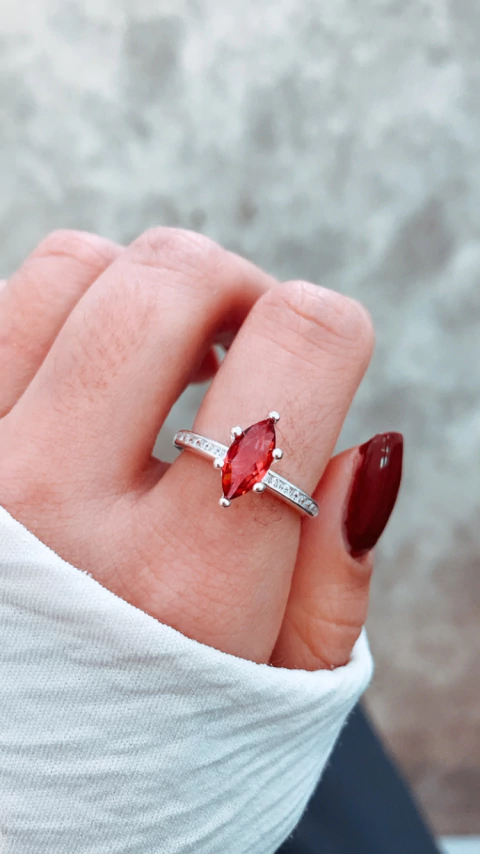 Anillo solitario rombo fucsia en grifas - comprar online