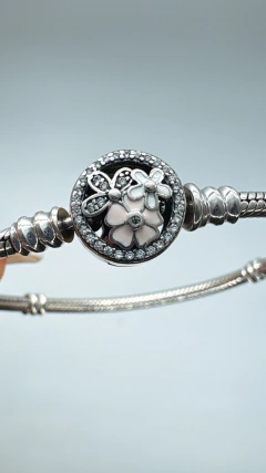 PULSERA CON CIERRE CON FLORES Y PAVÉ en internet