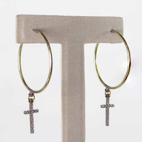 Brinco Argolas com Pingente de Cruz com Strass