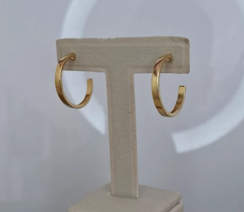 BRINCO MEIA ARGOLA FIO QUADRADO 2,5CM