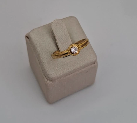 ANEL SOLITARIO COM BORDAS TRABALHADAS