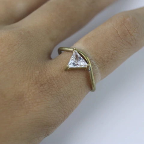 ANEL FIO PEDRA TRIANGULO CRISTAL