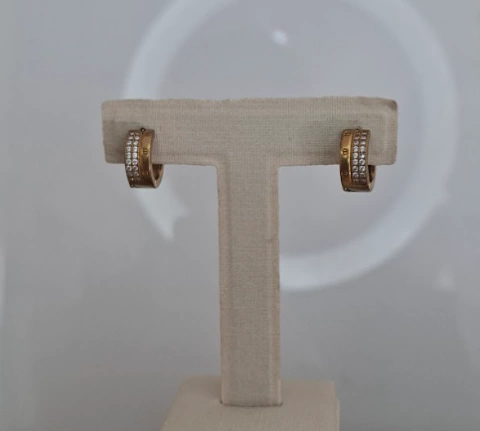 BRINCO ARGOLA METADE LISA METADE CRAVEJADA