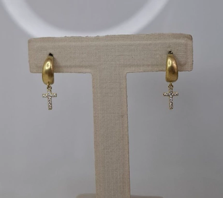 BRINCO MEIA ARGOLA COM PINGENTE CRUZ CRAVEJADO