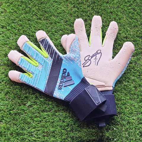 Utilería Sebastián Jurado Predator Pro Hybrid URG 1.0 firmados