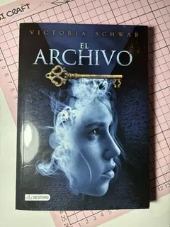 EL ARCHIVO VICTORIA SCHWAB USADO IMPECABLE COMO NUEVO! SIN SUBRAYADO NI ROTURAS