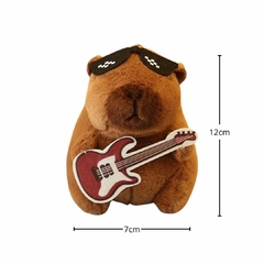PELÚCIA CHAVEIRO CAPIVARA 12CM - GUITARRISTA - comprar online