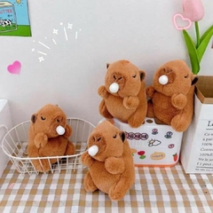 PELÚCIA CAPIVARA 12CM APERTA BARRIGUINHA BOLINHA DE CHICLETE - Mamu Kids Store