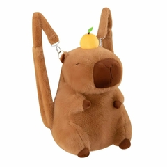 MOCHILA INFANTIL EM PELÚCIA - CAPIVARA 3D - 33CM