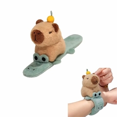 PELÚCIA AGARRADINHA PULSEIRA CAPIVARA 20CM - LARANJA