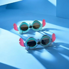 ÓCULOS DE SOL INFANTIL COM PROTEÇÃO UV 40 STITCH - AZUL CLARO - Mamu Kids Store