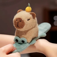 PELÚCIA AGARRADINHA PULSEIRA CAPIVARA 20CM - LARANJA - comprar online