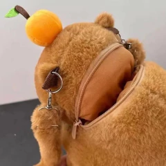 MOCHILA INFANTIL EM PELÚCIA - CAPIVARA 3D - 33CM na internet