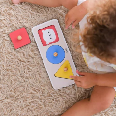 BABEBI - PRIMEIROS ENCAIXES CORES E FORMAS BRINQUEDO EDUCATIVO - Mamu Kids Store