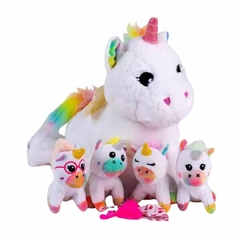 PELÚCIA MAMÃE UNICÓRNIO COM 4 FILHOTES E ACESSÓRIO