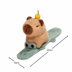 PELÚCIA AGARRADINHA PULSEIRA CAPIVARA 20CM - LARANJA na internet